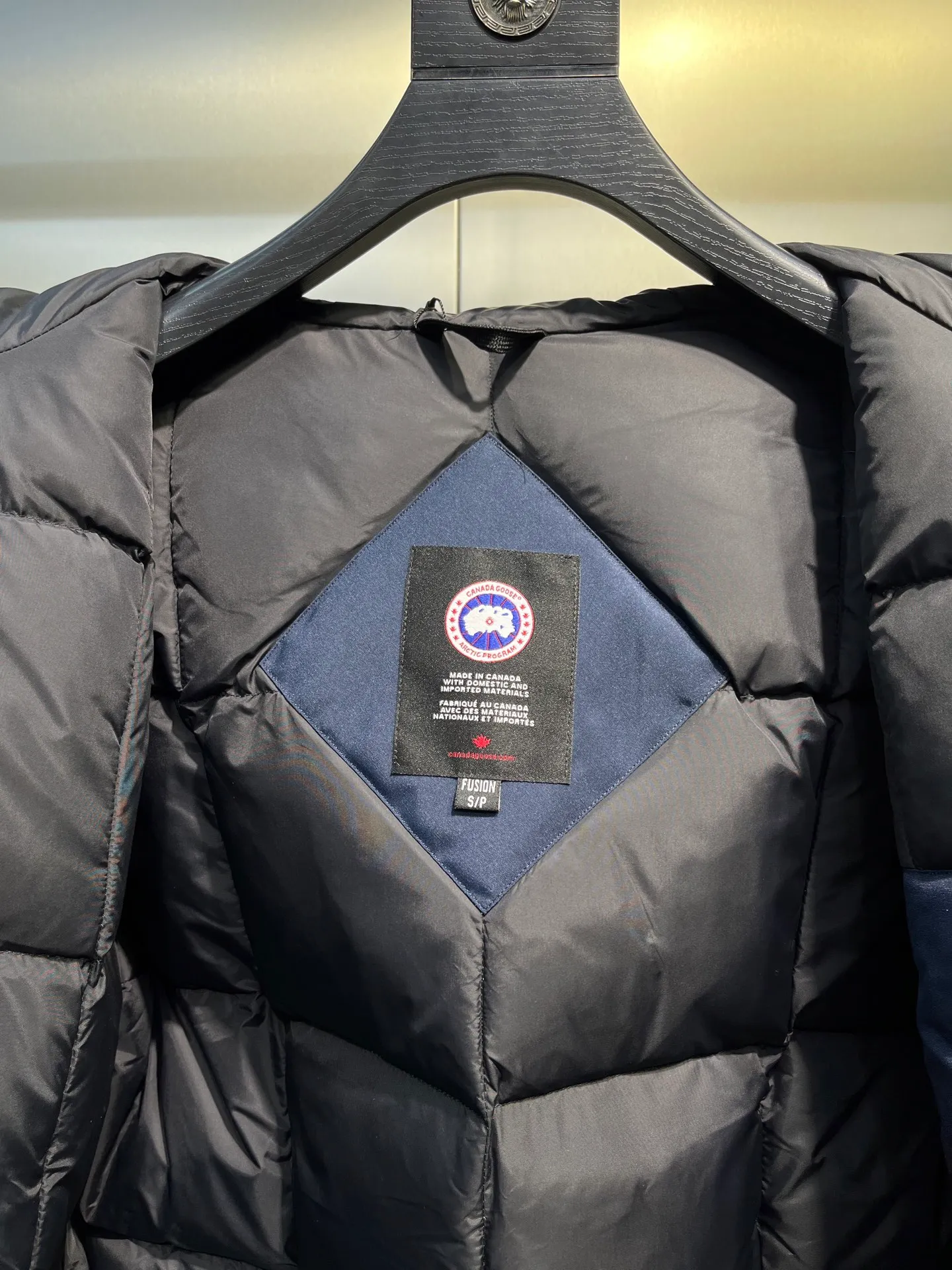 P840 𝘾𝘼𝙉𝘼𝘿𝘼 𝙂𝙊𝙊𝙎𝙀Big Goose 13# The design of Big Goose 13 is simple and elegant, a little longer than the 08 model, more suitable for men and suitable for business people. This down jacket is popular for its simple design, which is not only practical but also has a certain sense of fashion. In terms of applicability, the Daye 13 model provides good thermal insulation performance. Its thermal insulation coefficient is level 5, which can provide enough warmth and is suitable for wearing in cold environments. In addition, the Daye 13 model also has a high cost performance. Compared with other models, it provides a better balance between price and performance, making it more competitive in the market.  size：xs-xxl